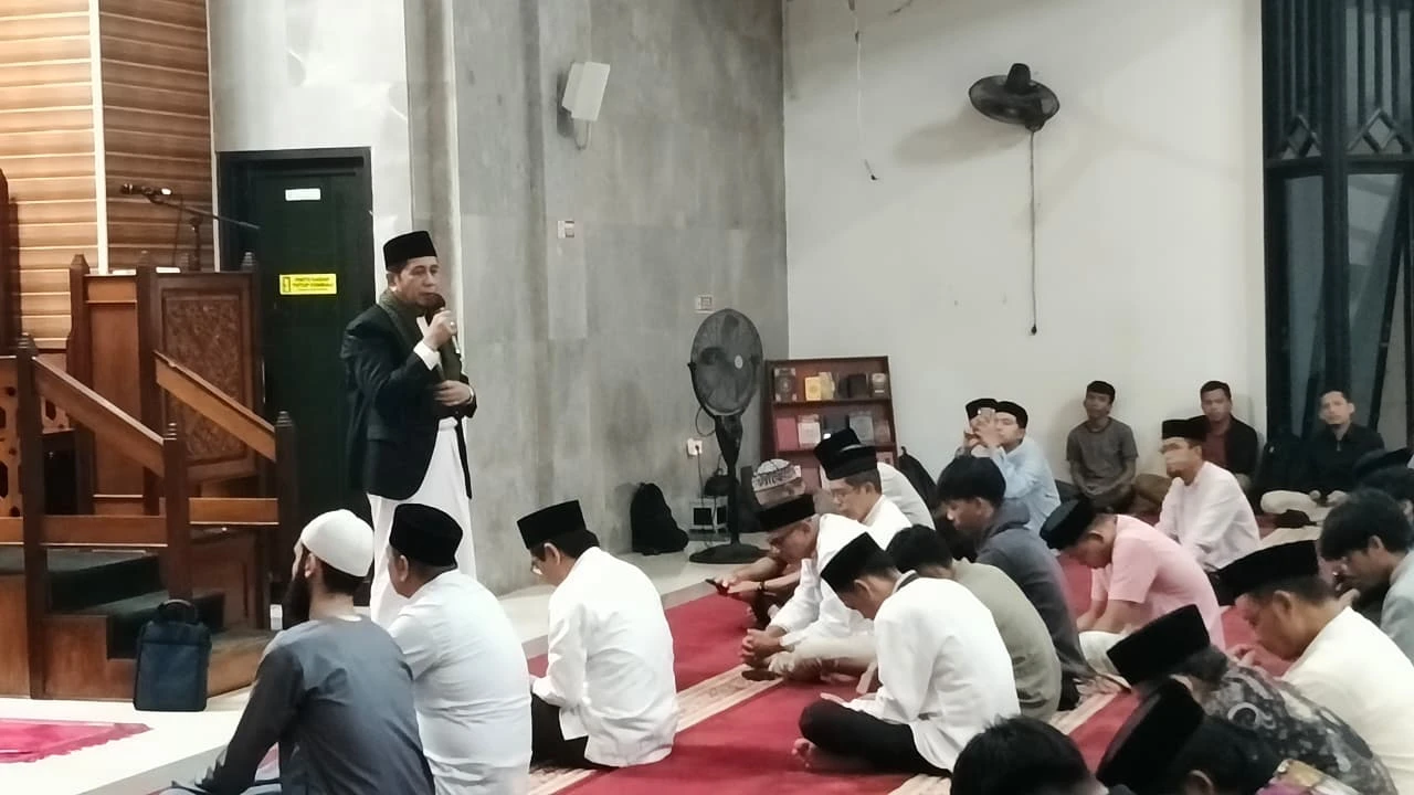 Prof. Dr. H. Andi Aderus, Lc., M.A., menyampaikan tausiah dalam peringatan Nuzulul Quran yang diselenggarakan Universitas Hasanuddin di Masjid Ikhtiar Kampus Unhas Tamalanrea, 17 Ramadan 1447 H atau 7 Maret 2026.